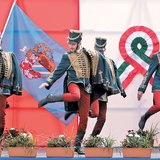 Хусарын хувцас өмссөн бүжигчид "Тоборзо" хэмээх түүхэн цэрэгт элсэхийг урин дуудах бүжгийг бүжиглэж байна
