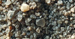 Томруулдаг шилэнд харагдаж буй элс