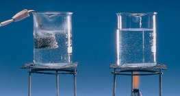 Усанд дүрдэг халаагуур нь спирт шатаагчаас хурдан ус буцалгадаг