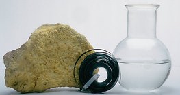 Хүхэр, магнезийн тууз болон нэрмэл ус нь химийн цэвэр бодисууд