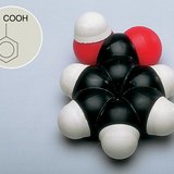 Бензойн хүчлийн молекулын иштэй бөмбөлөг загвар