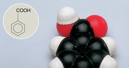 Бензойн хүчлийн молекулын иштэй бөмбөлөг загвар