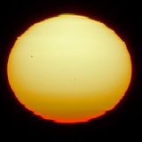 Хугарлын улмаас гажсан нарны гадаргуу дээрх нарны толбо