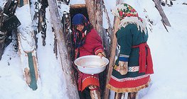 Уламжлалт хувцсаа өмссөн Ханти эмэгтэйчүүд