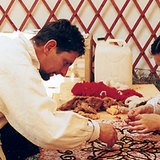 Эсгий хийх нь уламжлалт гар урлал бөгөөд өнөөг хүртэл зарим гар урчууд хийсээр иржээ.