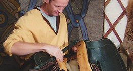 Эмээлч мужаан ажил дээрээ