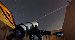 Олон улсын сансрын станц ба Дискавери хөлөг ажиглалтын дурангийн урдуур өнгөрч буй нь