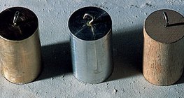 Зэс, хөнгөн цагаан, мод бүгд өөр өөр нягттай байдаг