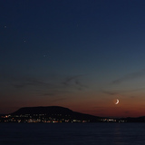 Сар, Регулус, Ангараг, Санчир гаригуудын нэгдэл Балатон нуурын дээр харагдах нь