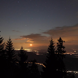 Караванки нуруун дээр гарч буй сар