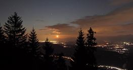 Караванки нуруун дээр гарч буй сар