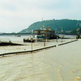 Унгарын Будапешт дахь Дунай мөрөн оргилдоо хүрэн үерлэж байна