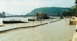 Унгарын Будапешт дахь Дунай мөрөн оргилдоо хүрэн үерлэж байна