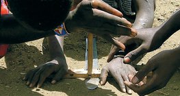 Гар өрмөөр гал асаах