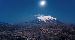 Сарны гэрэлд харагдах Андын нурууны оргилууд болон Ла Паз