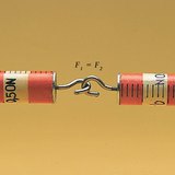 Хоёр тийш татахад хоёр хүч хэмжигч хоёул адил хэмжээний хүчийг заадаг.