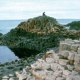 Зургаан өнцөгт баганад хуваагдсан базалт