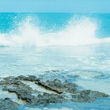 Далайн эргийн хадан дээр урсах долгион