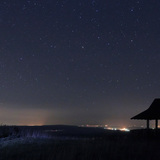 Одот тэнгэрийг ширтэж буй хүүхэд