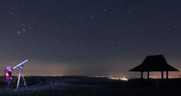 Одот тэнгэрийг ширтэж буй хүүхэд