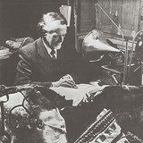 Золтан Кодали фонограф ашиглан аялгууны тэмдэглэлээ шалгаж байна