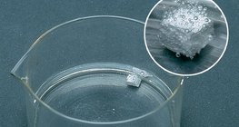 Этанол нь устөрөгчийн хий үүсгэж натритай урвалд ордог